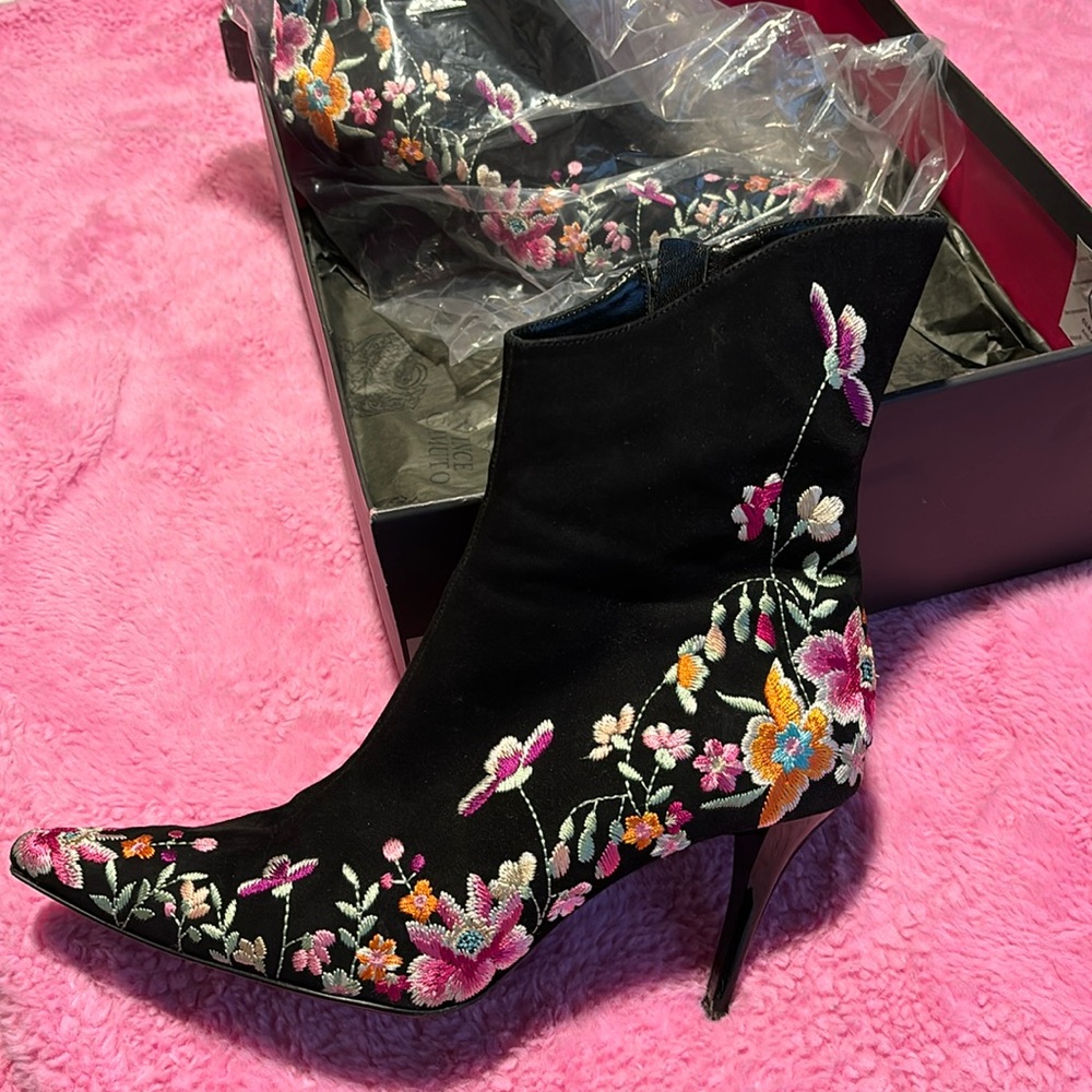 Gorgeous Beverly Feldman Embroidered Boots